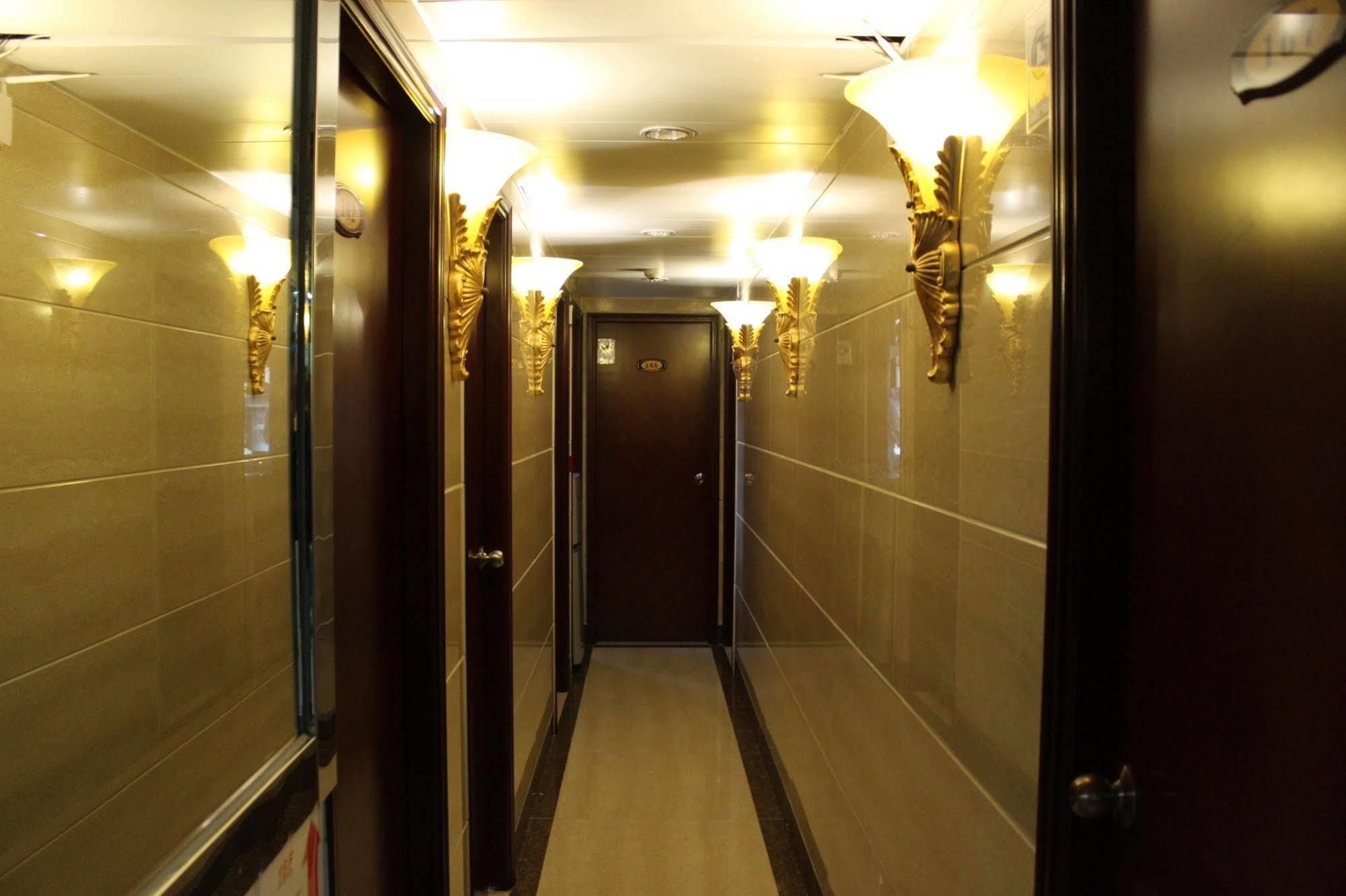 New Chung King Mansion Guest House - Tower C Hong Kong Dış mekan fotoğraf
